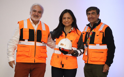 Con el hito simbólico de traspaso de casco, Claudia Domínguez asume la gerencia general de División Radomiro Tomic