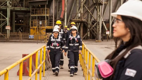 Chile se consolida como el segundo país con mayor participación de mujeres en la minería a nivel global