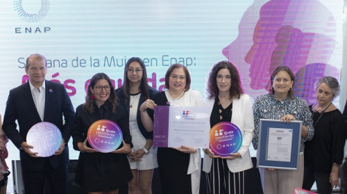 SernamEG otorga Sello Iguala Conciliación a Enap por sus avances en equidad de género