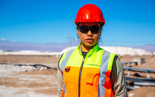 Mujeres en minería: el desafío de aumentar su participación en la industria