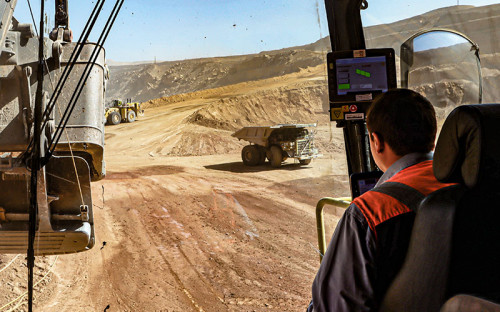 Ministro Hales disminuyó más de un 16% las emisiones en caminos mina con herramienta Smart Road