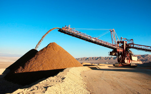 Radomiro Tomic impulsa la innovación con la construcción de equipo para esparcir material en faenas mineras