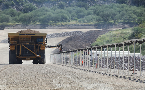 Codelco testeará innovador sistema de CAT para transferir energía eléctrica a camiones en movimiento