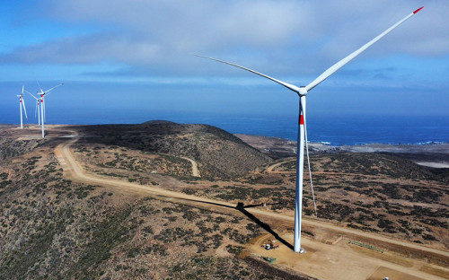 EDP asegura contrato de energía renovable en Chile con importante cadena hotelera e inicia construcción de baterías a gran escala