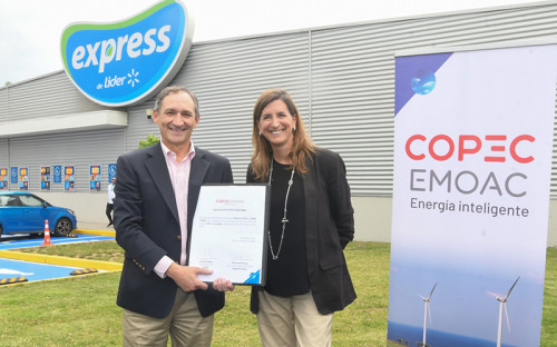 Copec y Walmart Chile sellan acuerdo para suministrar con energía renovable el 80% de su operación nacional