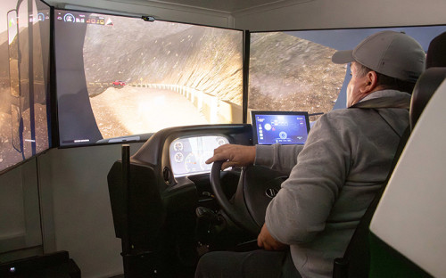 División El Teniente refuerza competencias de conducción segura con moderno simulador de buses y camiones