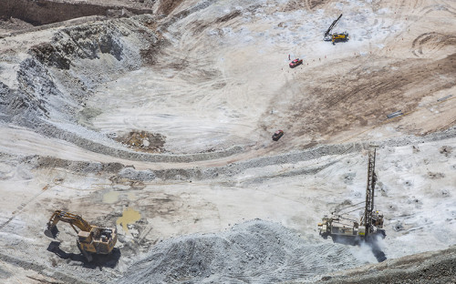 Codelco informa sobre incendio de camión CAEX ocurrido en División Ministro Hales