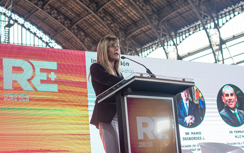 Ministra de Energía afirma que crisis del petróleo es una oportunidad para avanzar en energías renovables