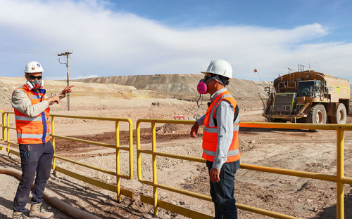 Ministro Hales implementa una nueva planta para el control de emisiones en la mina