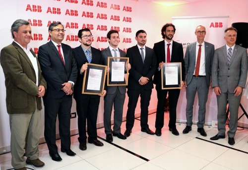Estudiantes de la PUC y alumno de postgrado de la USM ganan concurso de Innovación de ABB en Chile