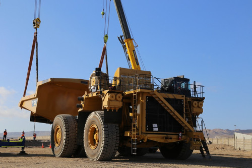 Con un gran despliegue llega a Exponor 2019 el camión CAT 794 AC