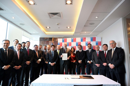 Representantes de la industria firma convenio público-privado para facilitar arriendo de pertenencias a pequeños mineros del país