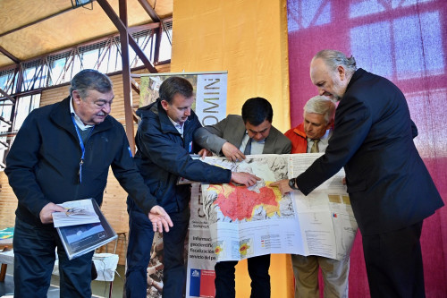 Ministro Prokurica entrega mapa de peligro de activo grupo volcánico de la Región de Los Ríos