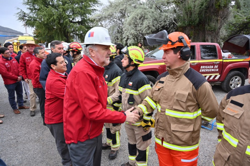 Gobierno anuncia que mineras incrementaron sus recursos para combatir incendios en las regiones Metropolitana y O’Higgins