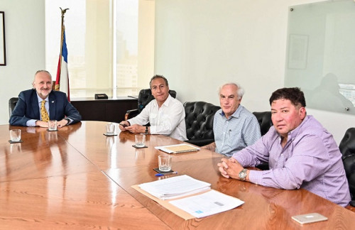 Ministro de Minería se reúne con dirigentes de Vallenar que respaldan proyecto Nueva Unión