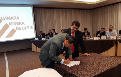Cámara Minera de Chile firma acuerdo de cooperación con Enami Ecuador