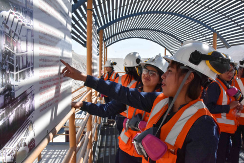 Mujeres del programa «Aprendices» de Codelco se especializan en el negocio minero