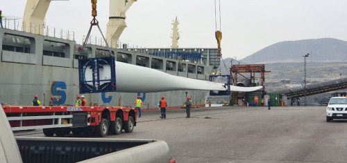 Puerto Las Losas recibe mega estructura para la construcción de parque eólico en Atacama