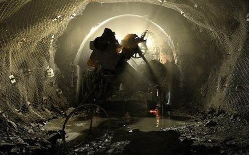 Minera licita servicio de vigilancia geotécnica