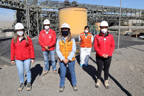 Autoridades comprometen trabajo conjunto para incorporar más mujeres en la minería